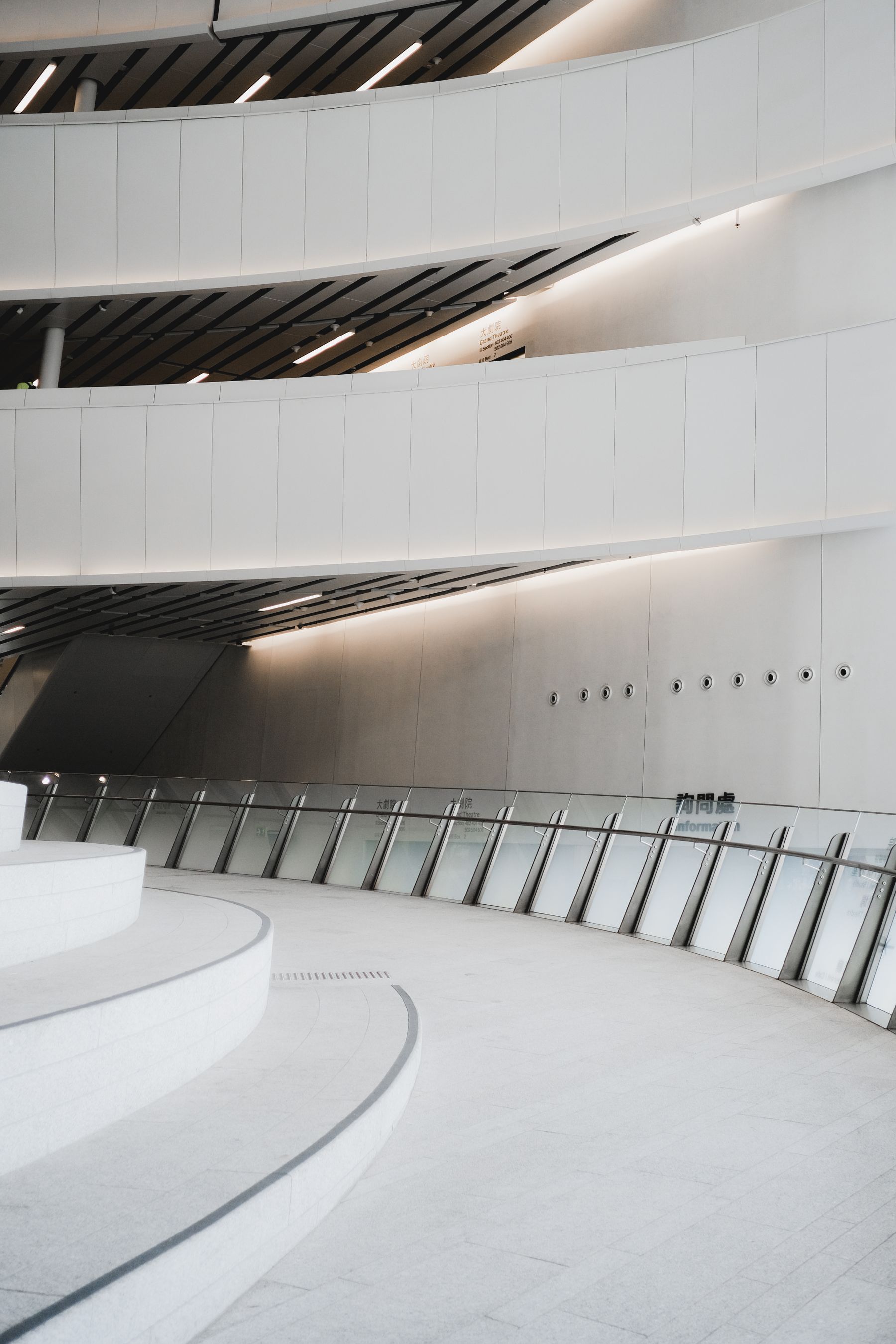 曲線的な白い壁と自然光がつくる静かな建築空間